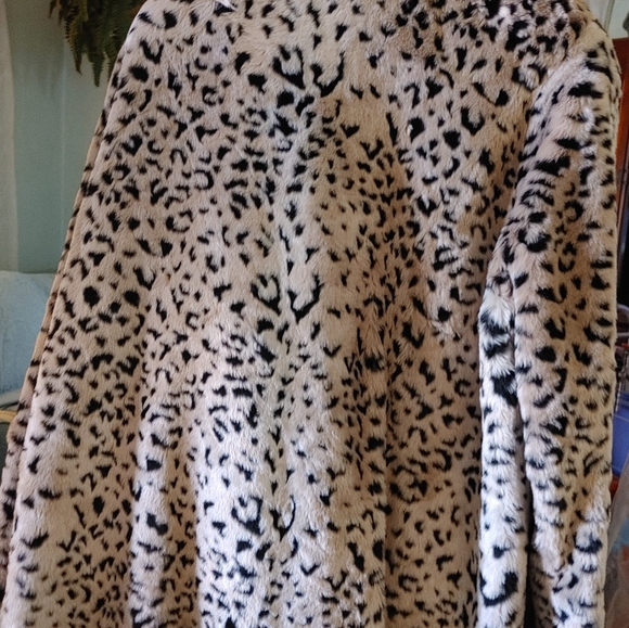 Plus size animal print coat, 3X Lovely Cheetah Print Fabulous Faux Fur - Picture 5 of 7